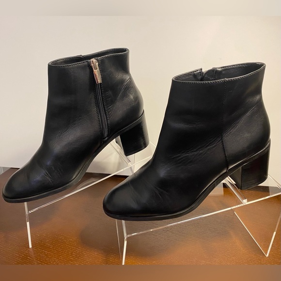 Vince Camuto Black Leather Ankle Boots  SIZE 8 *EXCELLENT PREOWNED CONDITION* - Picture 1 of 6